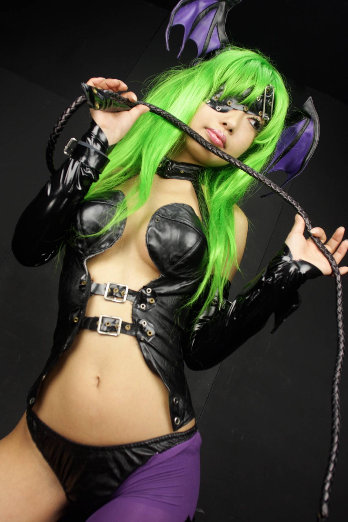 [Cosplay]  Darkstalkers  Morrigan with great body in latex